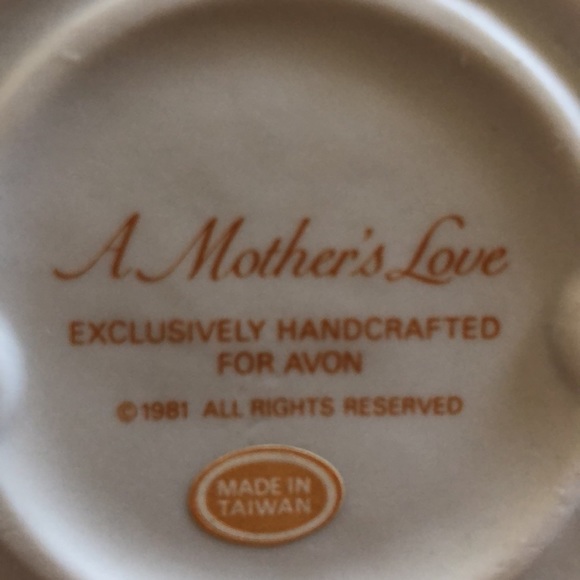 Avon Vintage 1981 Porcelain Figurine A Mother's Love Limited Edition - Picture 6 of 16